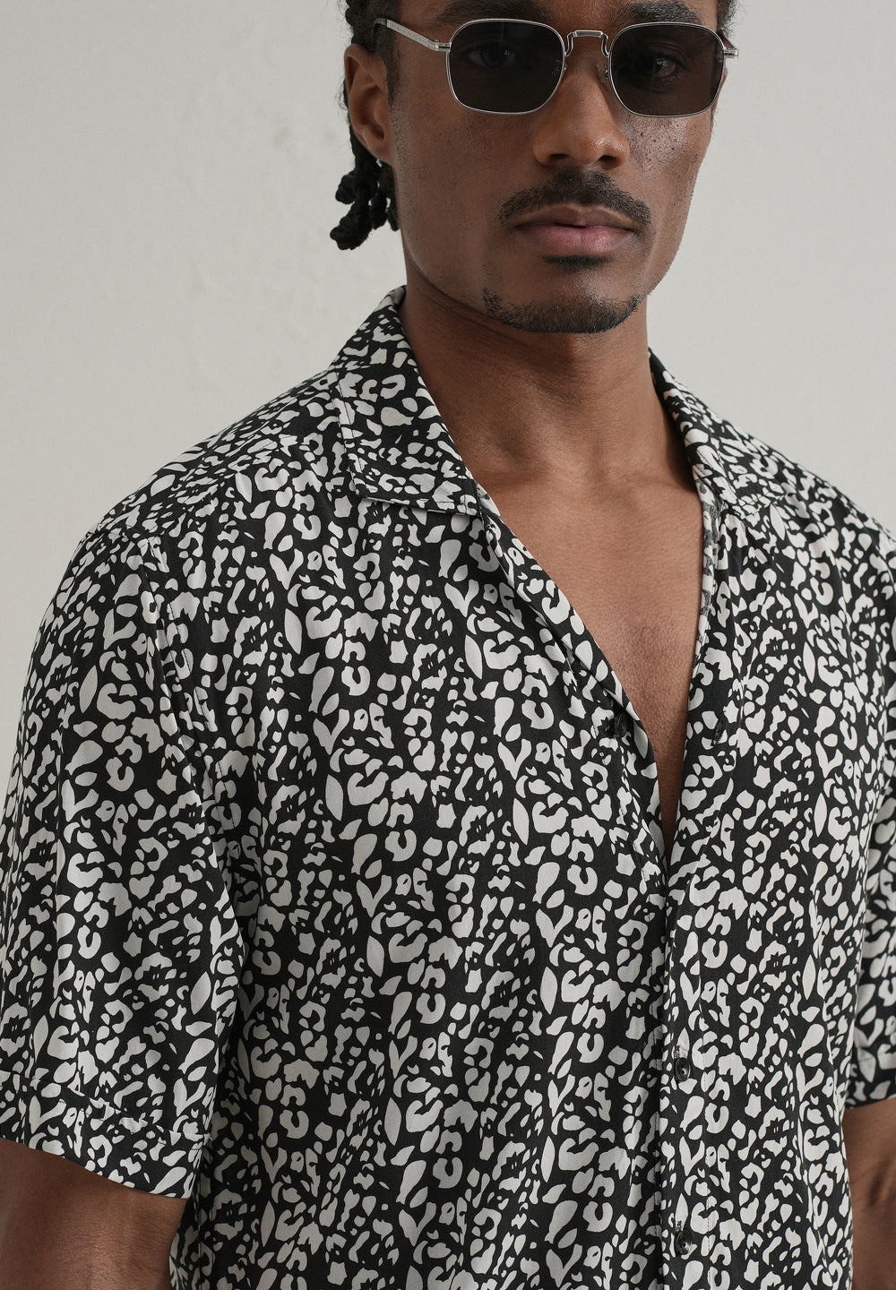 Achromatic Rosette Print Half sleeve shirt