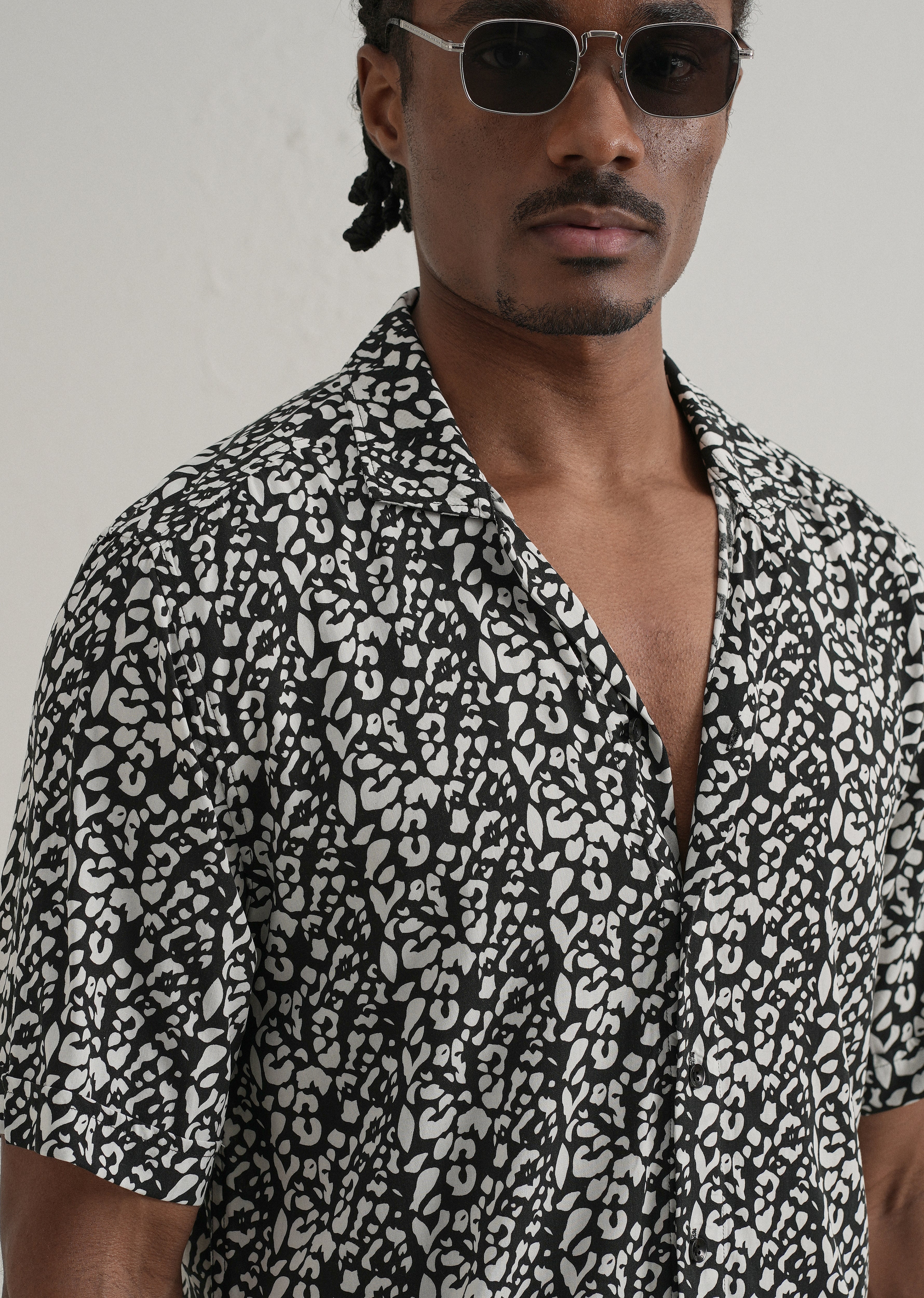 Achromatic Rosette Print Half sleeve shirt