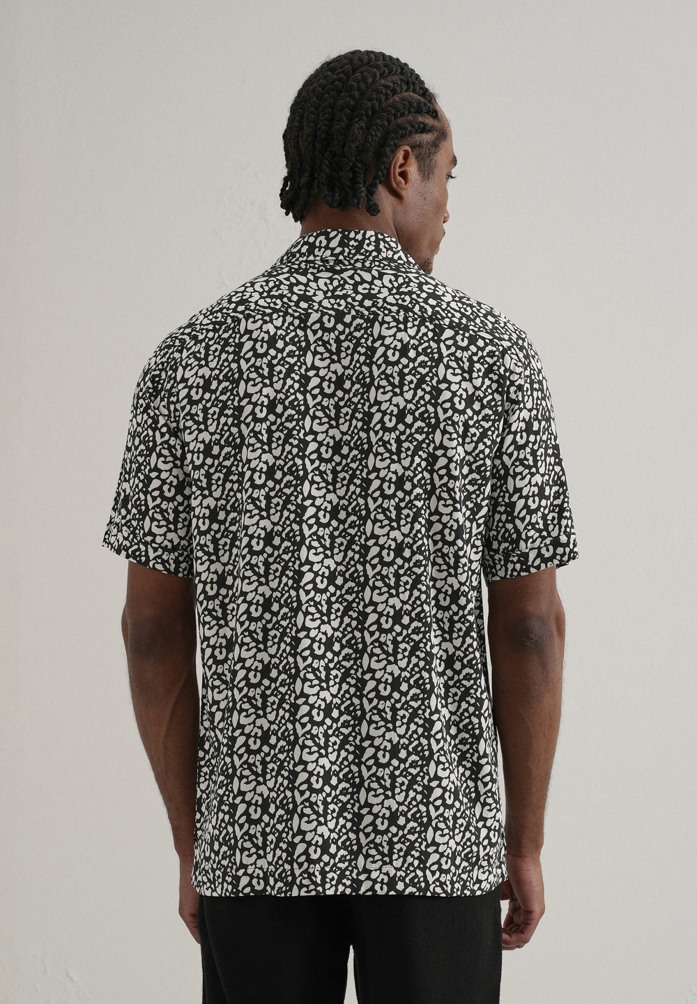 Achromatic Rosette Print Half sleeve shirt