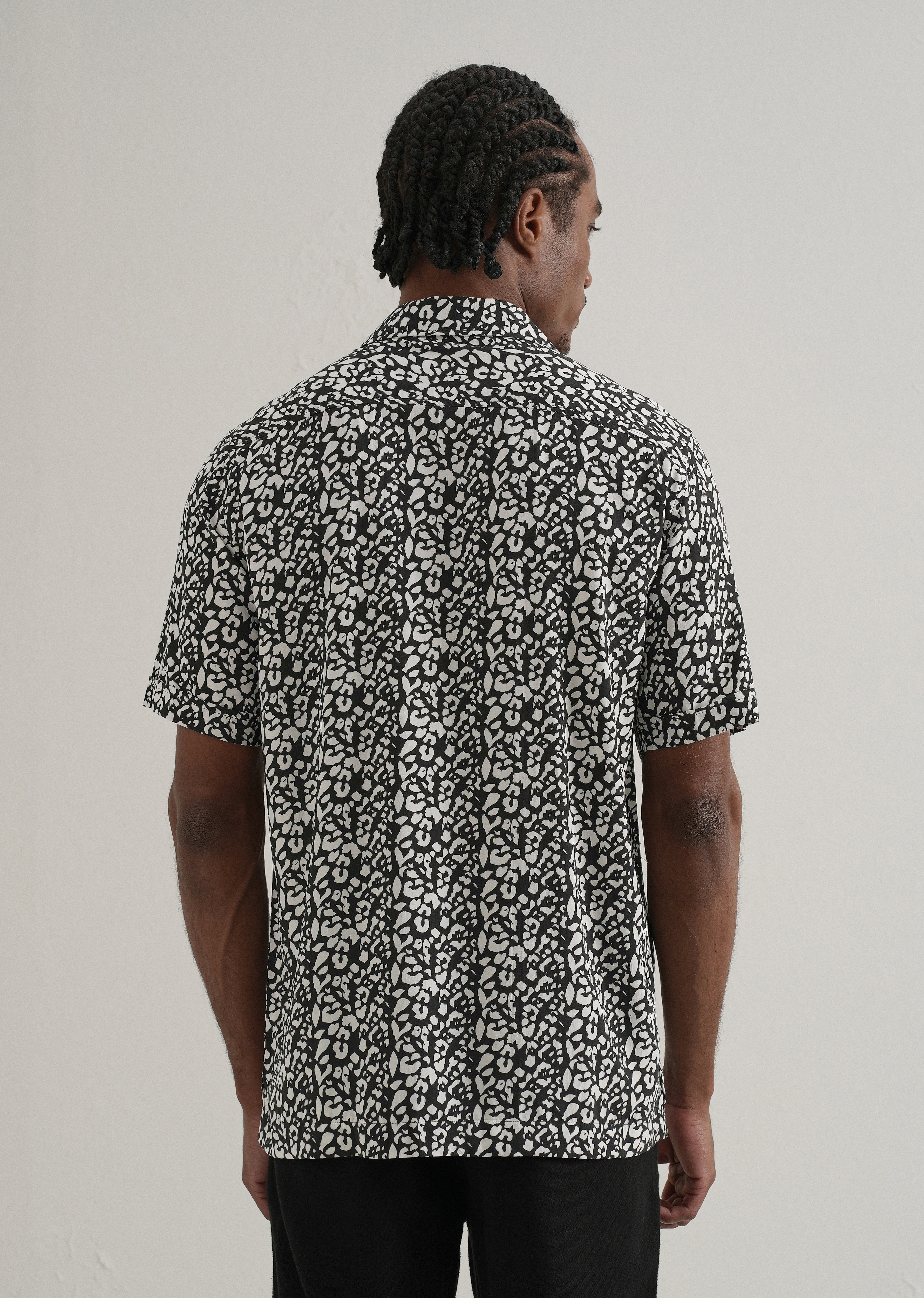Achromatic Rosette Print Half sleeve shirt