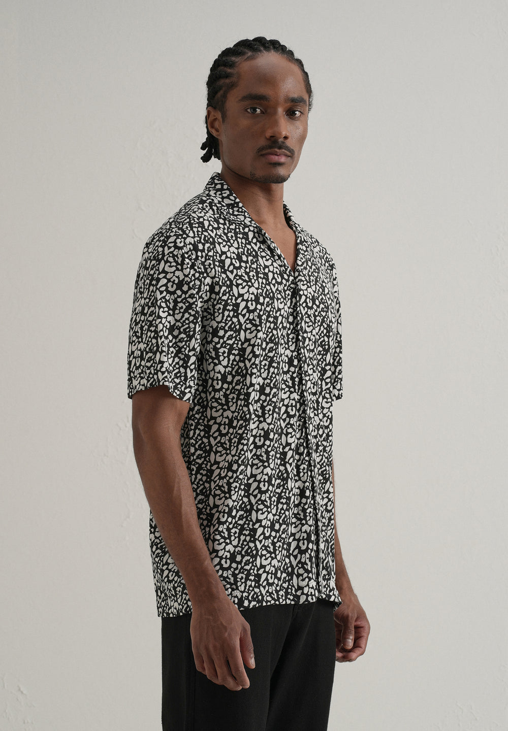 Achromatic Rosette Print Half sleeve shirt