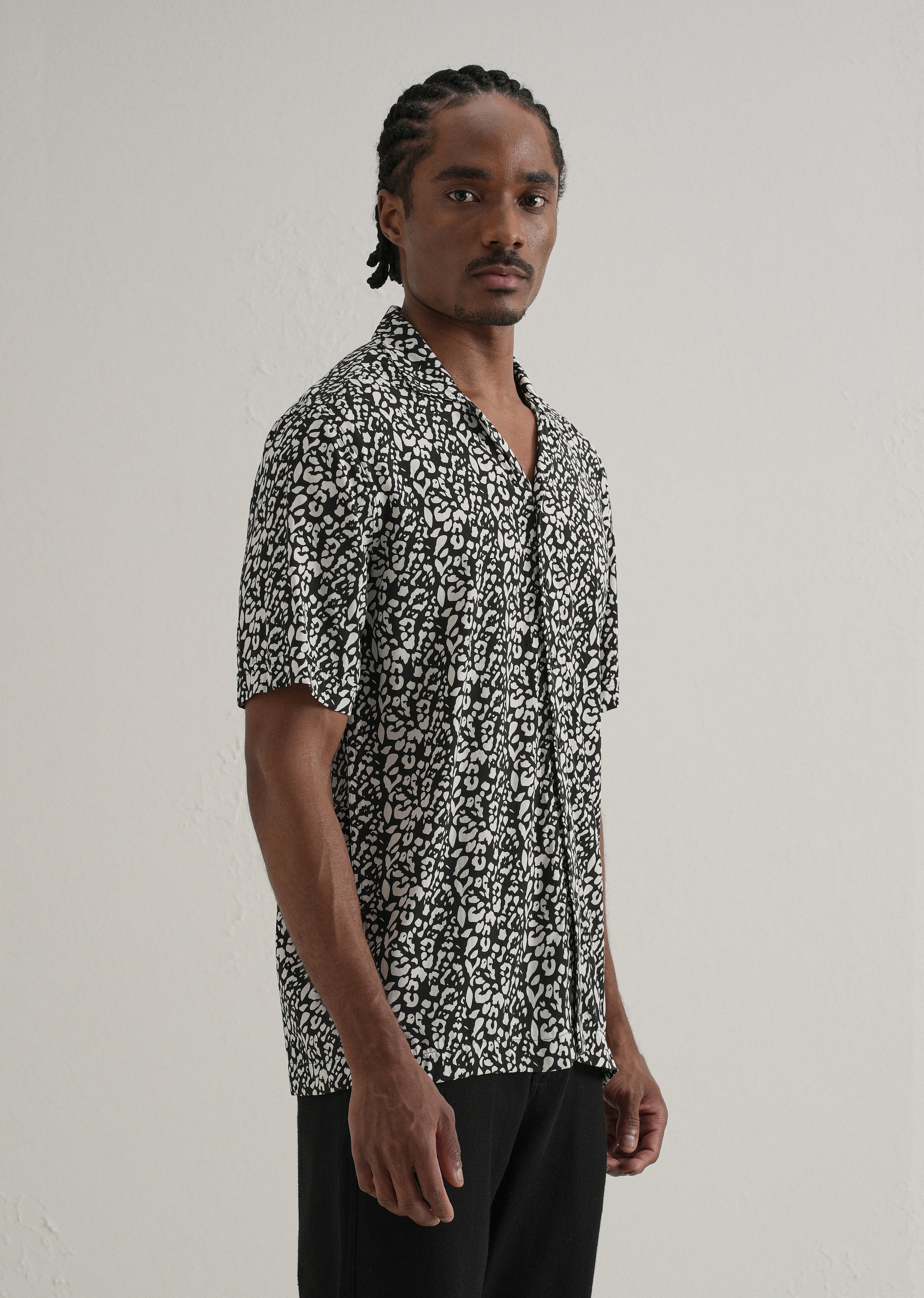 Achromatic Rosette Print Half sleeve shirt
