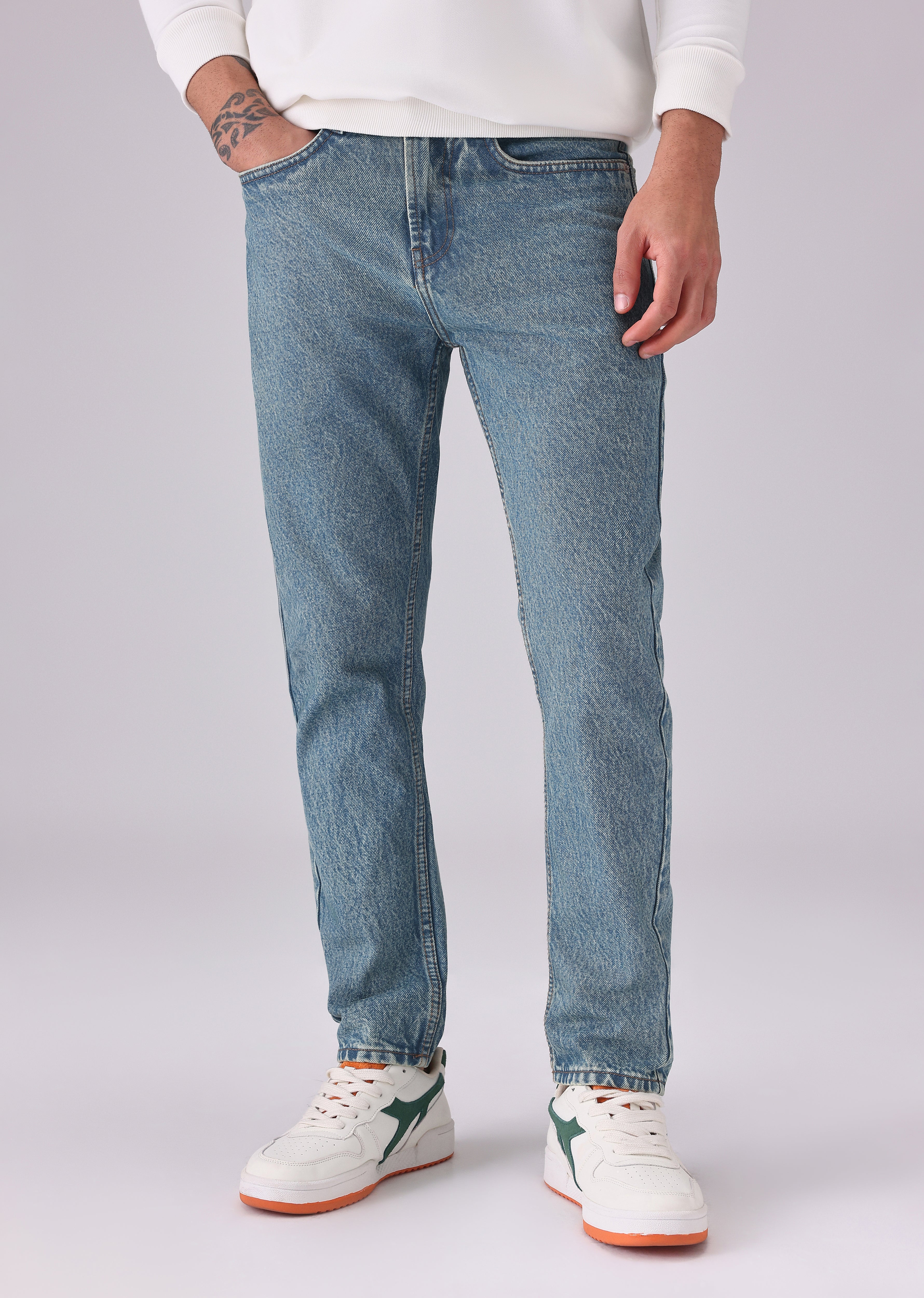 Mid Wash Carrot Fit Jeans