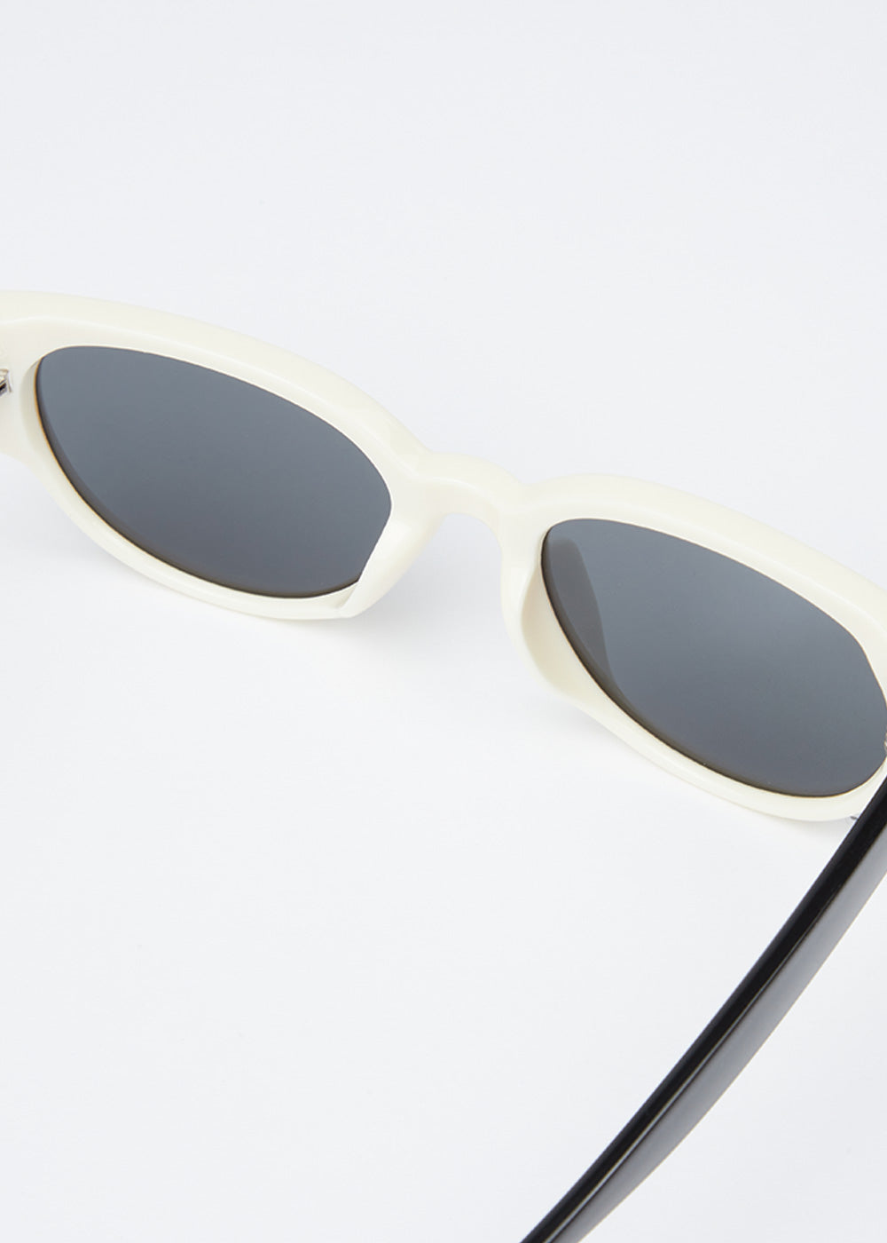 Sleek White Unisex Oval Sunglasses