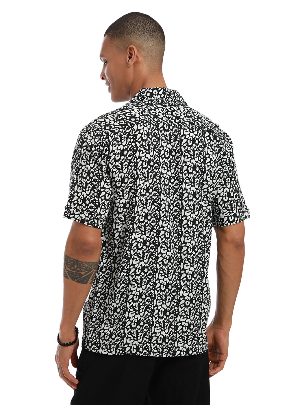 Achromatic Rosette Print Half sleeve shirt