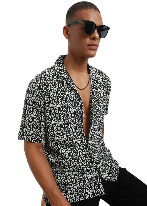 Achromatic Rosette Print Half sleeve shirt