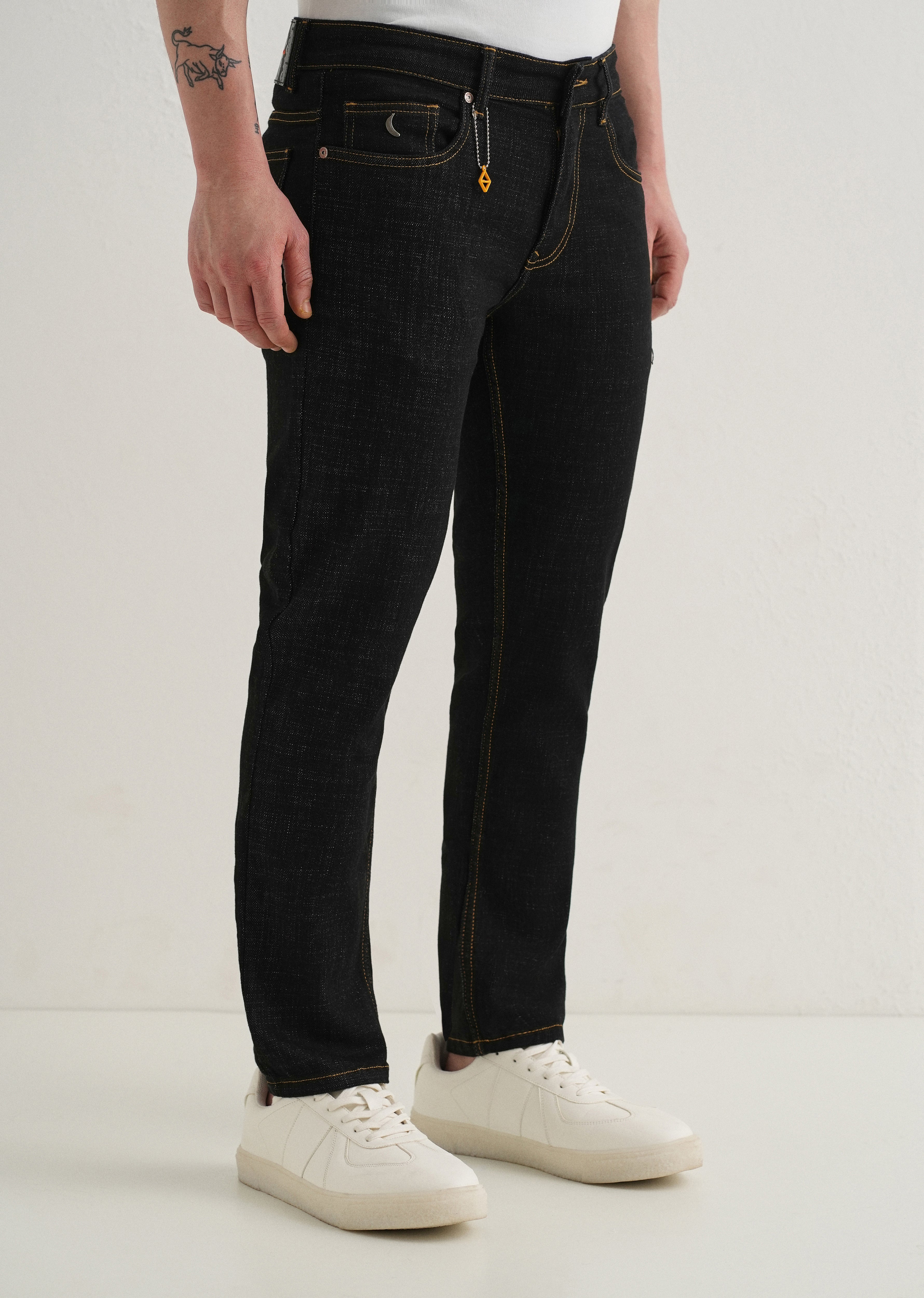 Black Mid Rise Carrot Fit Jeans