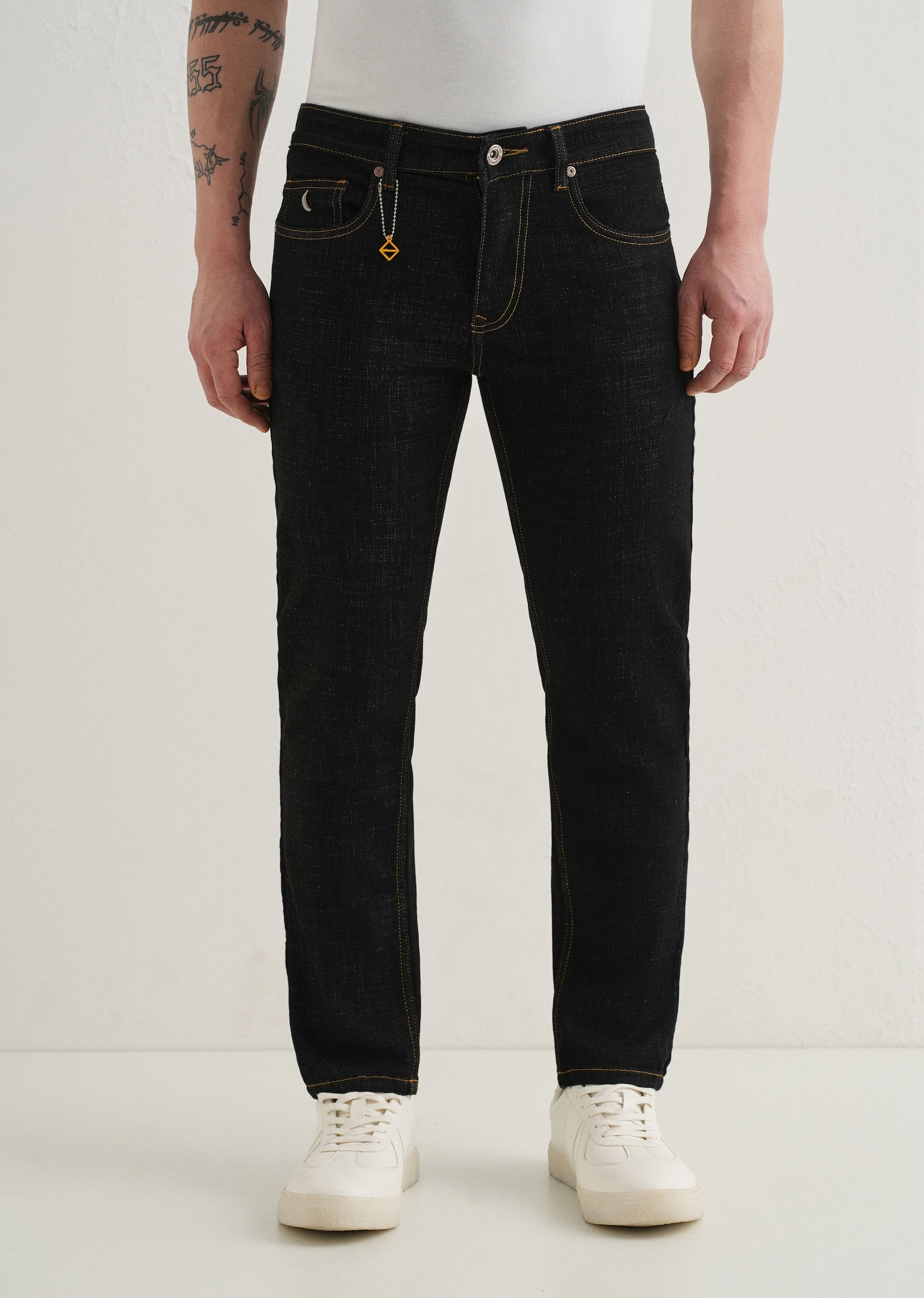Black Mid Rise Carrot Fit Jeans
