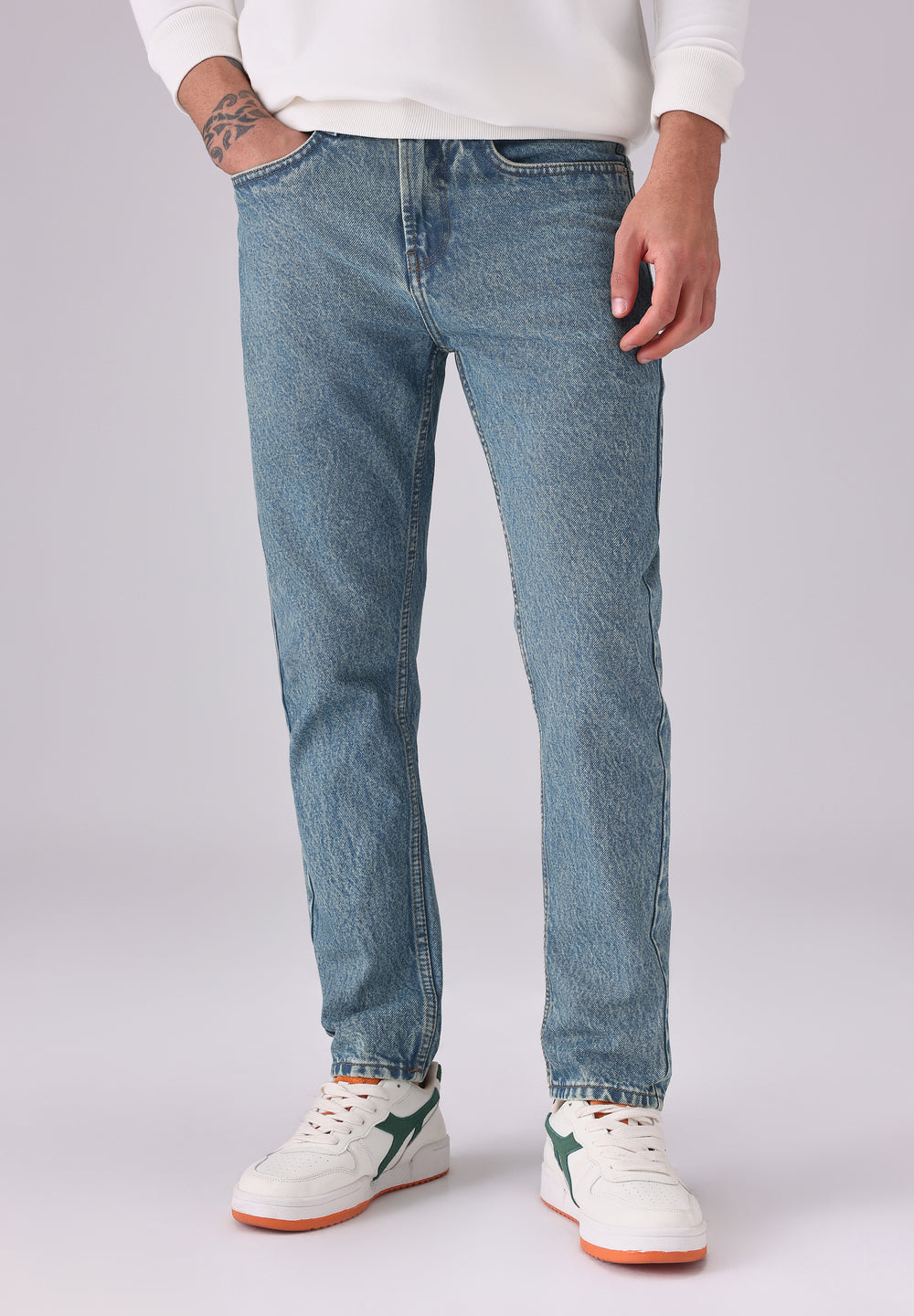 Mid Wash Carrot Fit Jeans